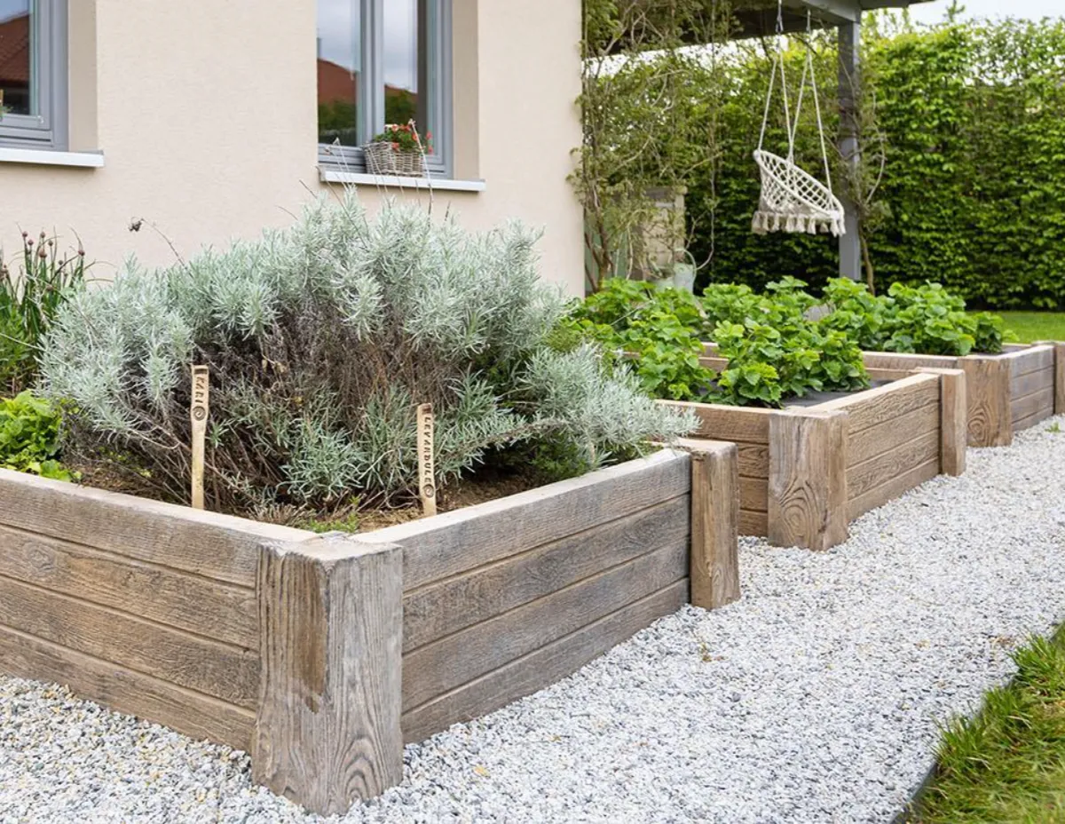 vyvyseny zahon natur patina